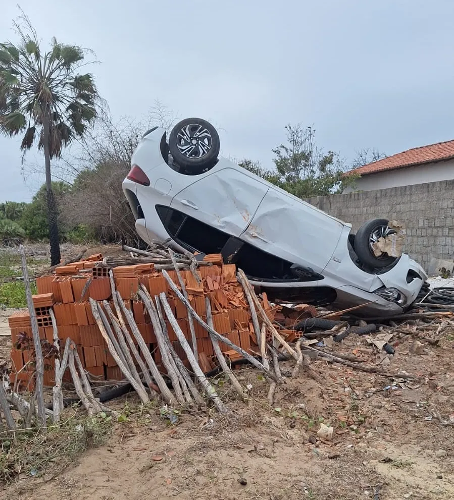 Carro capotado é encontrado abandonado com armas e munições no litoral do Piauí