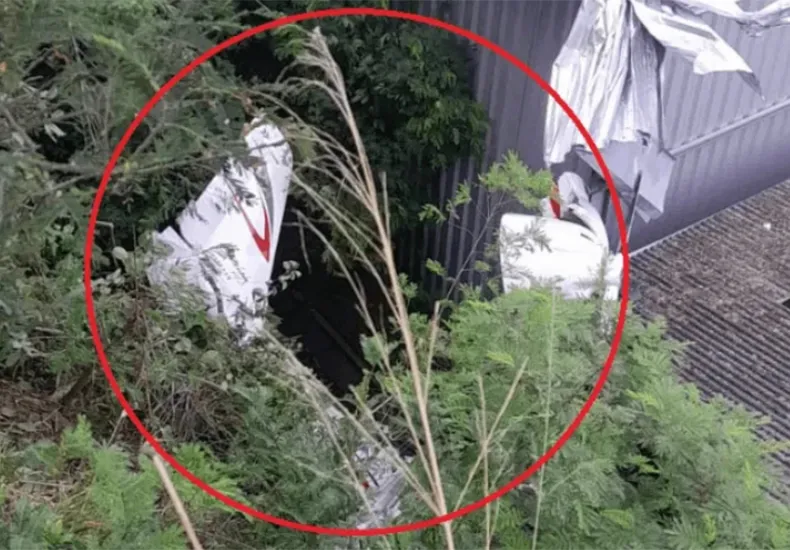 Avião de pequeno porte cai sobre galpão no Espírito Santo