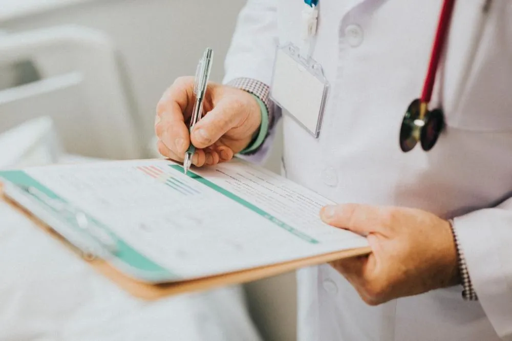 Enamed expõe quase 14 mil formandos sem base para exercer medicina, diz CFM