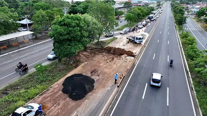 Cratera se abre na BR-316 e afeta trânsito e abastecimento em Teresina