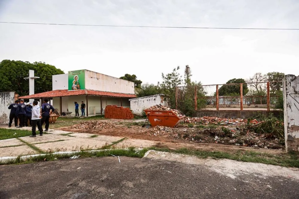 Muro do Hospital Areolino de Abreu cai após chuva em Teresina