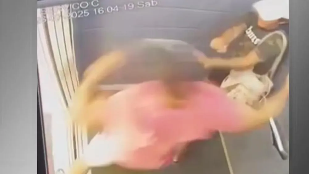 Influenciadora divulga imagens de agressão sofrida do ex-namorado em elevador