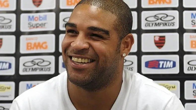 Adriano Imperador diz que mãe perdeu R$ 15 mil em golpe e dá ultimato