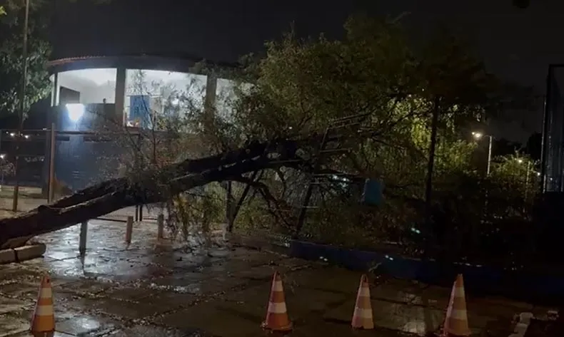 Chuva causa transtornos em Teresina; duas mulheres são resgatadas em alagamento