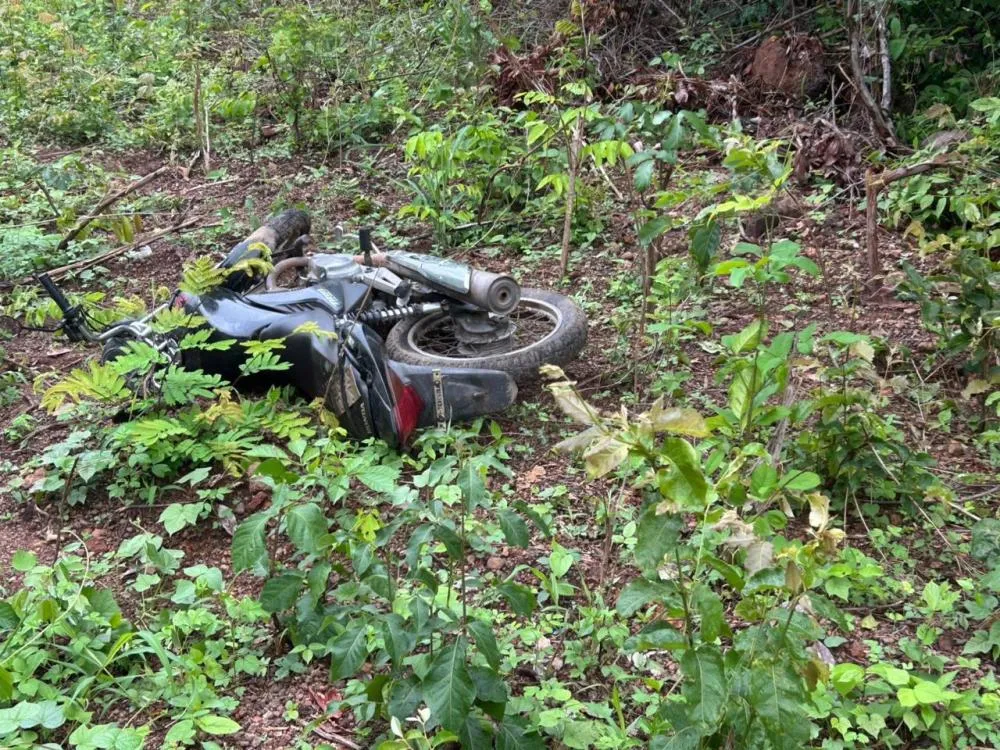 Após cair de moto, suspeito de matar o pai foge e polícia faz buscas em Teresina
