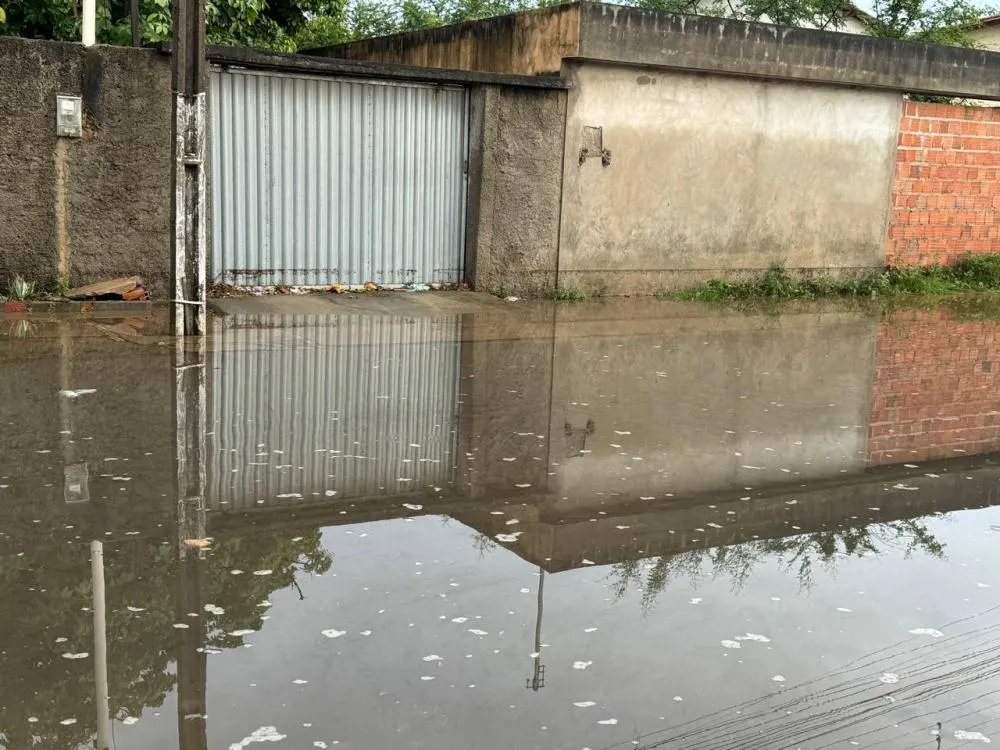 Chuva causa alagamentos em Parnaíba e famílias são removidas de casas com bote salva vidas