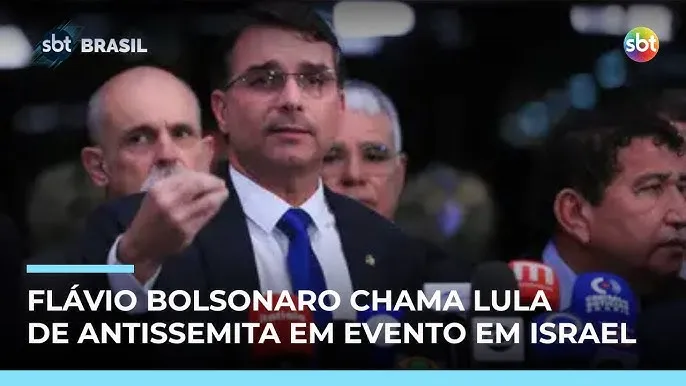 Flávio Bolsonaro chama Lula de antissemita durante evento em Israel