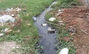 Moradores reclamam de esgoto a céu aberto em Picos
