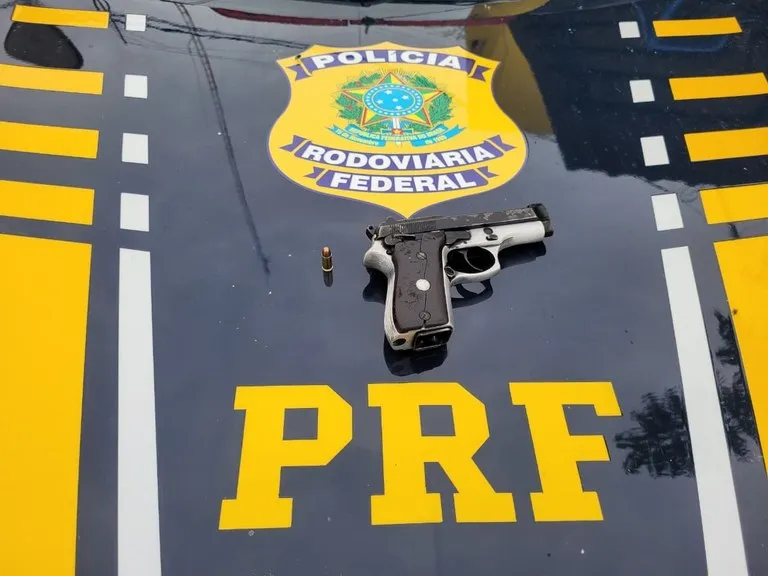 Homem armado com pistola que se deslocava para cobrança tem arma apreendida