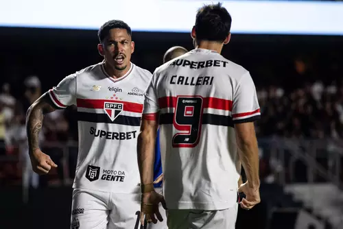 São Paulo reage em campo, vira sobre o Fla e estreia com vitória no Brasileirão