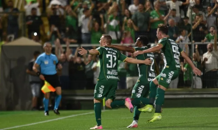 Santos leva 3 gols em 17 minutos e perde da Chapecoense no Brasileirão