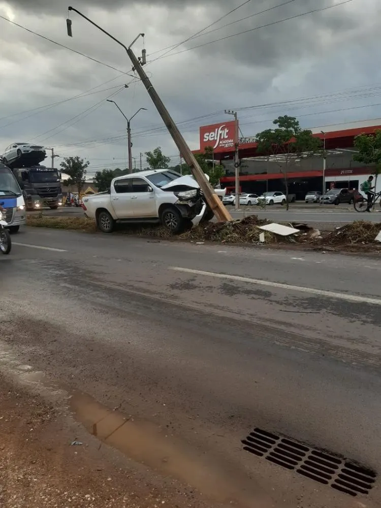 Caminhonete colide contra poste em Picos