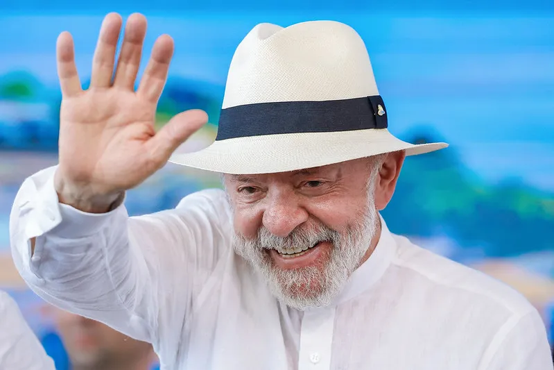 Lula chega a hospital para cirurgia de catarata em Brasília