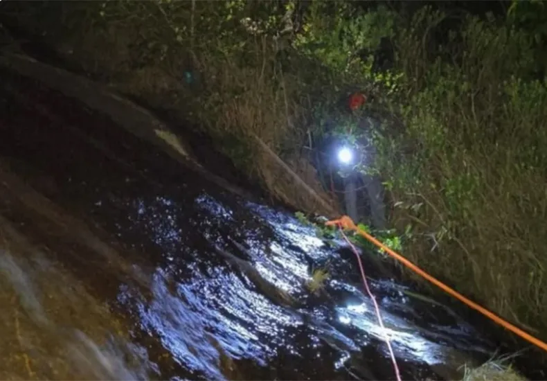 Queda de 6 metros deixa turista alemão ferido em cachoeira de Ilhabela (SP)