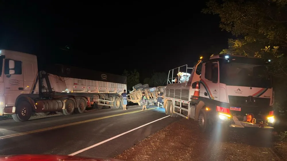 Caminhão com carga de milho tomba na PI-324 no Sul do Estado