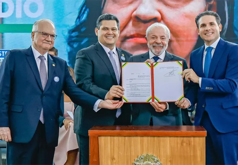 Em jantar, Lula faz ofensiva para convencer Hugo Motta sobre fim da escala 6x1