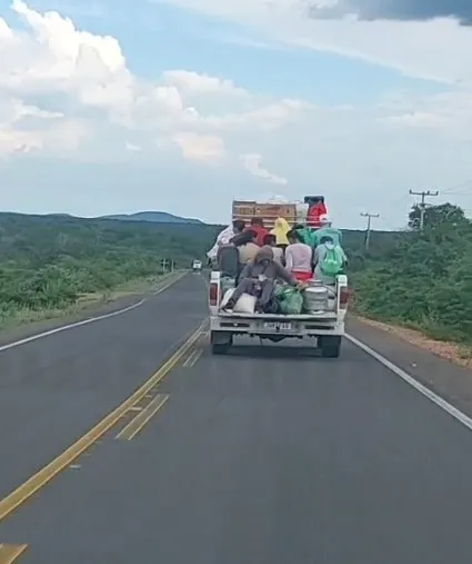 Veículo é flagrado transportando nove pessoas na carroceria na PI-140