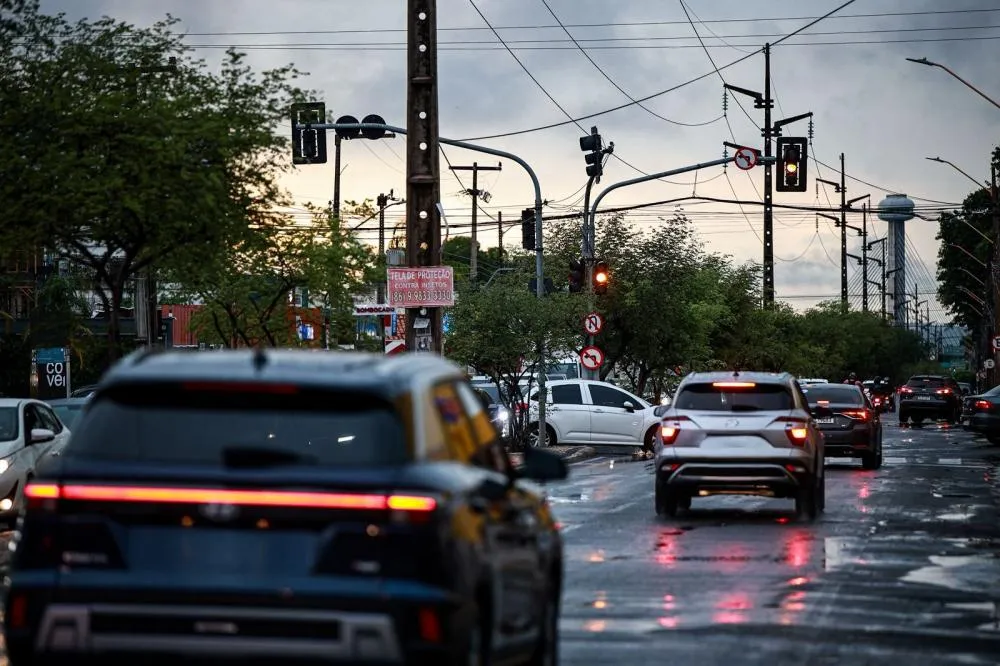 Chuva com ventos de até 50 km/h provoca transtornos e deixa Teresina em alerta
