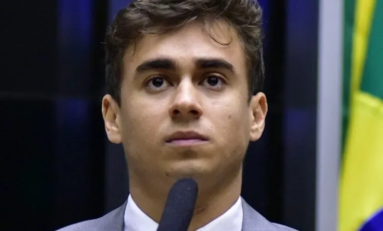 Padre pede que fiéis que apoiam Nikolas Ferreira deixem missa e deputado chama fala de “bizarra”