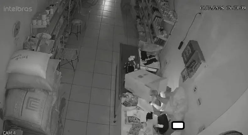 Homem nu e enrolado em plástico furta mercadinho no Piauí
