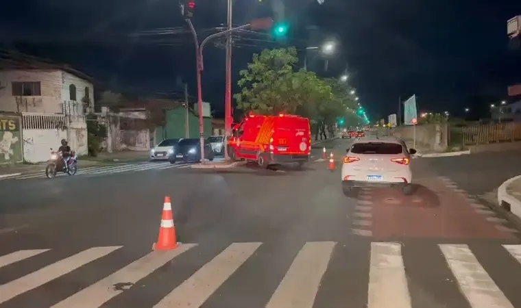 Carro invade preferencial e atinge ambulância do Corpo de Bombeiros em Teresina