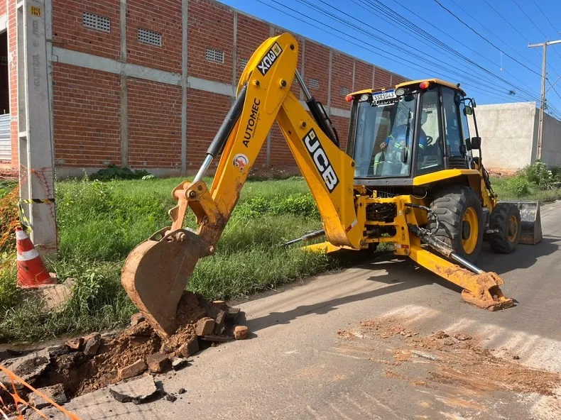 Rede de abastecimento de água é reforçada em bairro de Picos