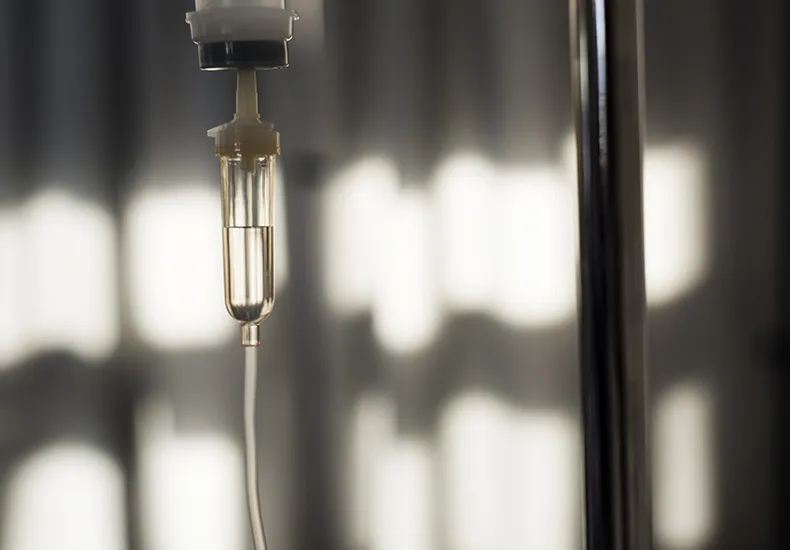 Mãe é presa acusada de injetar fezes no soro do filho em hospital 