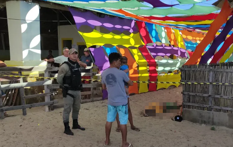 Homem morre após discussão com garçons em bar na Praia 