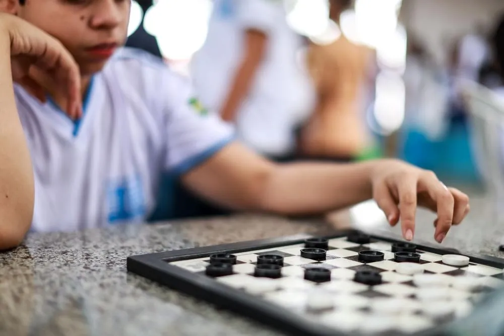 Lei que restringe celulares completa um ano e muda rotina nas escolas do Piauí