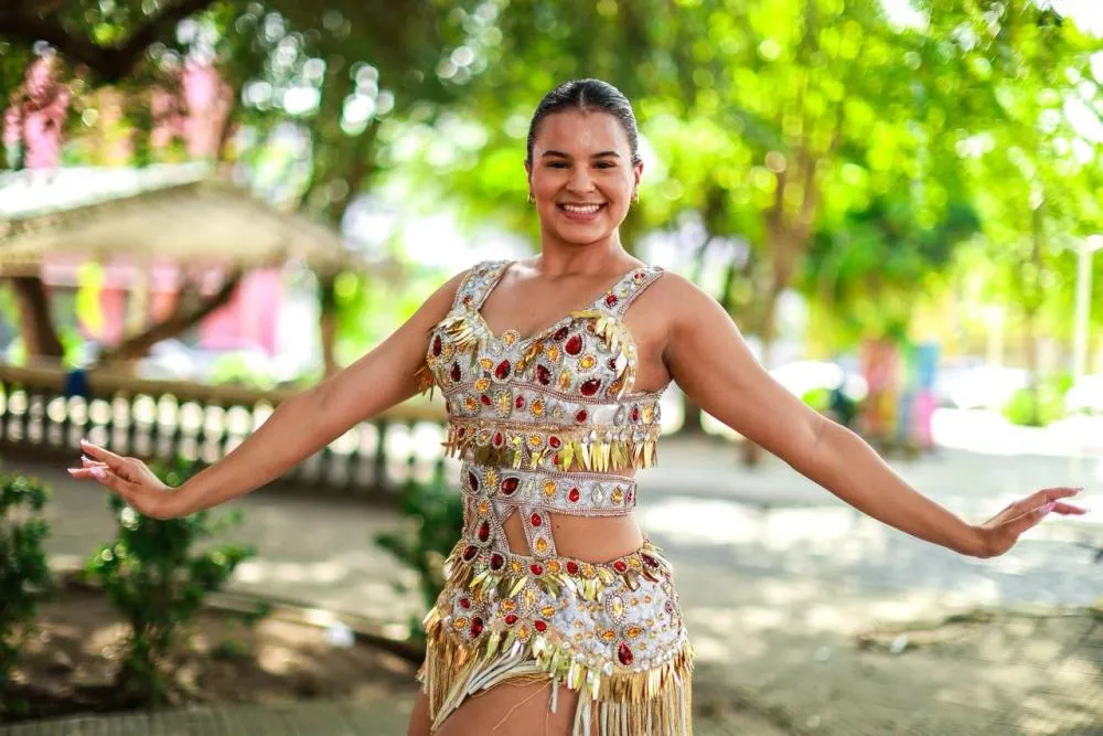 Passista teresinense leva samba e informação sobre Carnaval para redes sociais