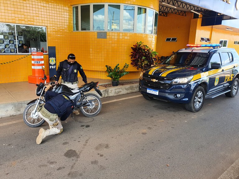 PRF apreende motocicleta adulterada e condutor inabilitado é preso em Floriano