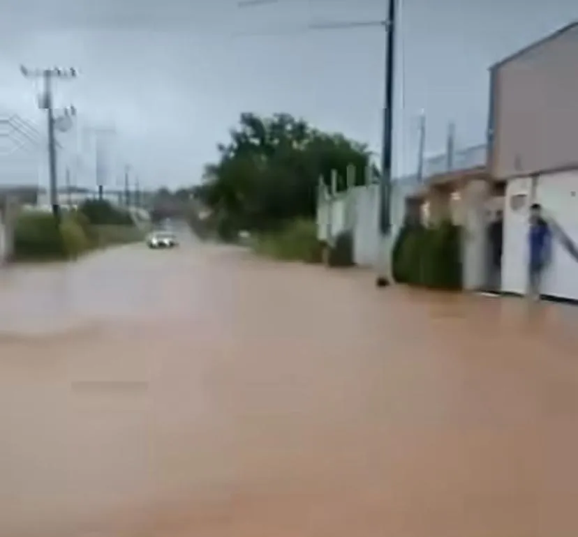 Chuva intensa alaga ruas e invade residências em Uruçuí nesta terça-feira (03/03)