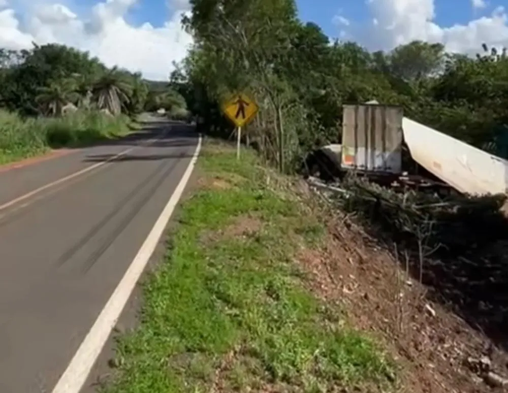 Motorista morre após tombar veículo e carga de produtos tóxicos cair em riacho em Bertolínia-PI