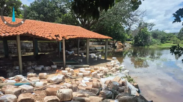 Após acidente com carga química, Semarh proíbe banho, pesca e coleta de água no Riacho em Bertolínia