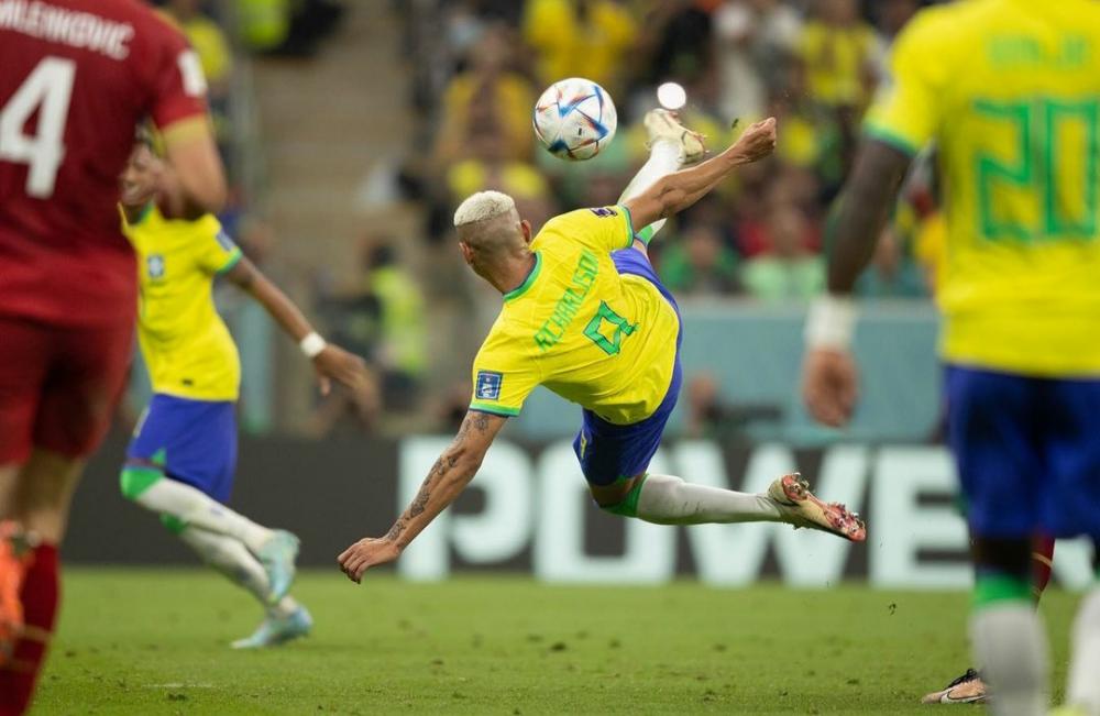 Richarlison brilha e Brasil estreia com vitória no Catar