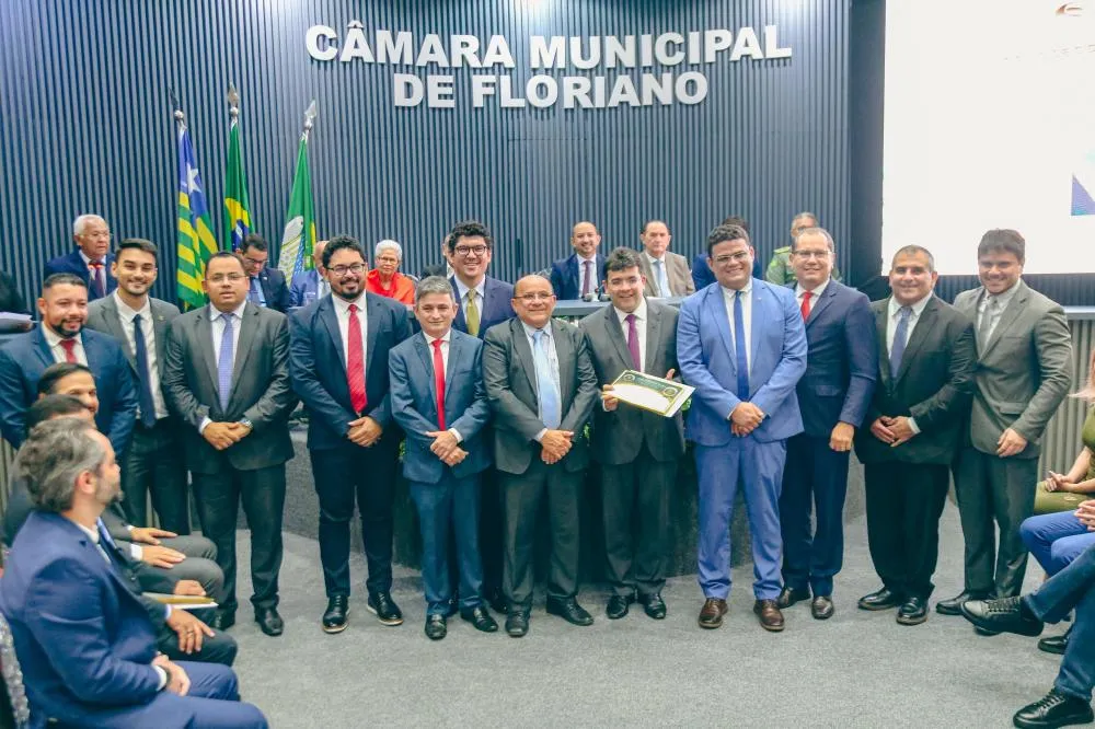 Sessão solene na Câmara de Floriano homenageia autoridades com títulos e honrarias
