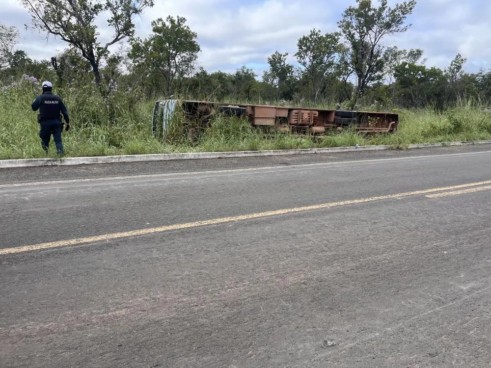 Ônibus escolar com estudantes tomba na BR-343 em Floriano; alunos e motorista ficam feridos
