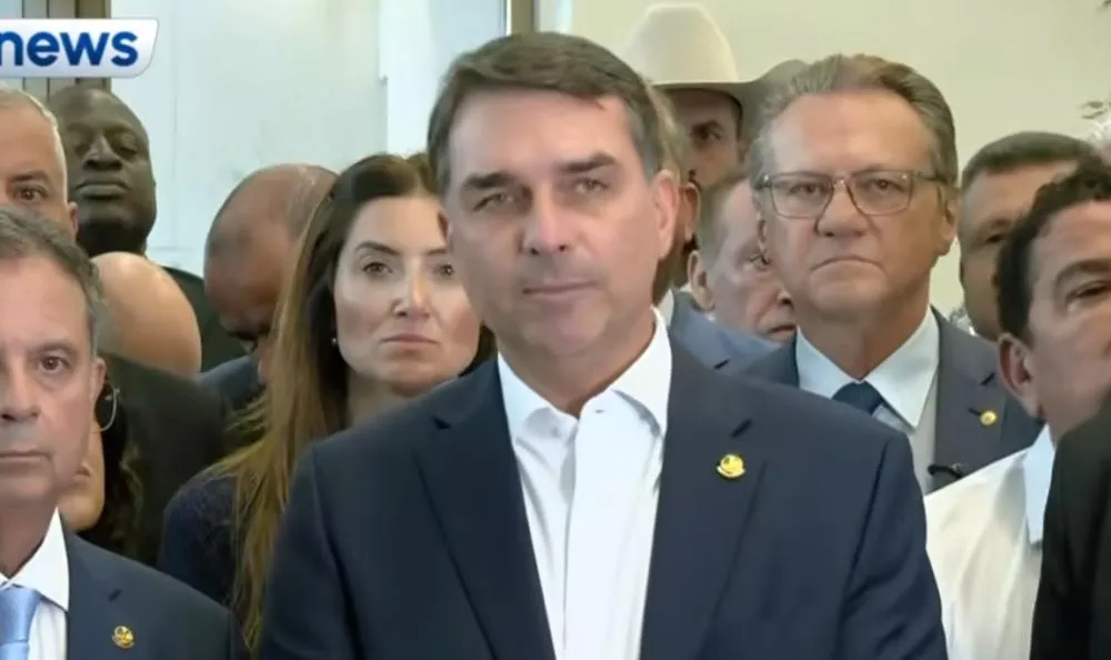 Flávio Bolsonaro diz que visitou Vorcaro em casa após prisão