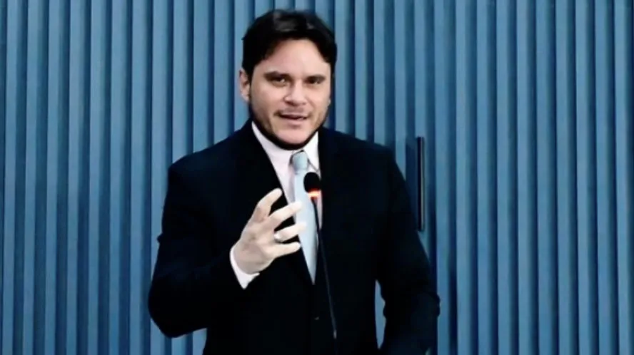 Vereador Carlos Eduardo questiona morosidade na reforma de escola de Floriano