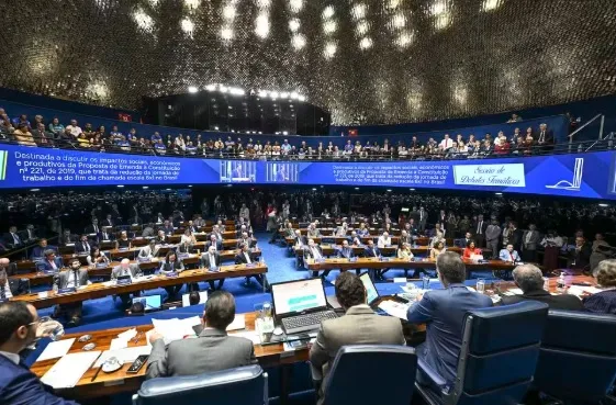 Senado aprova em 1º turno PEC do fim da escala 6x1, bandeira de Lula