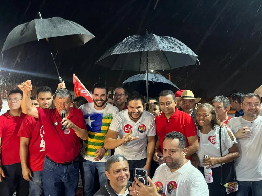 Multidão toma as ruas de Floriano em ato de apoio a Lula