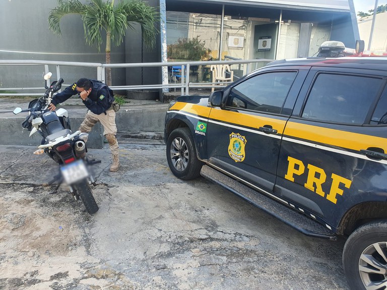 Em Floriano, PRF recupera uma motocicleta clonada e prende uma pessoa 